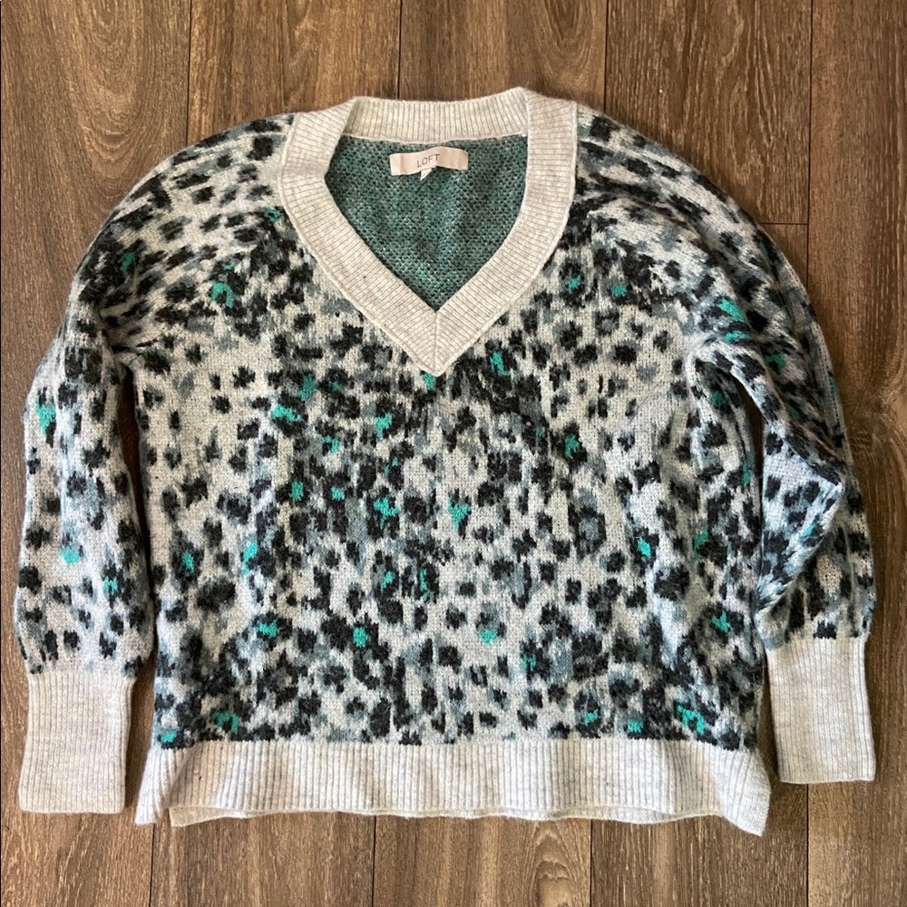 NWOT Ann Taylor LOFT leopard print v-neck pullover sweater - size small